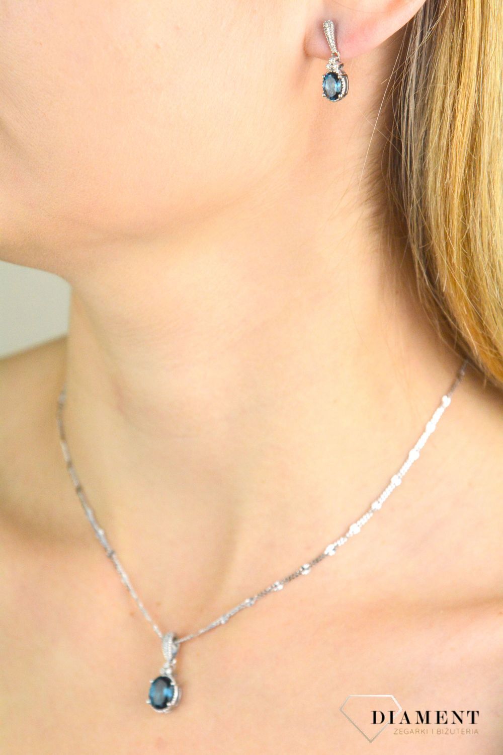 Złota zawieszka DIAMENT białe złoto z topazem ZP 7000 LBT. Złota zawieszka wykonana ze złota próby 585 z białego złota z topazem to idealny pomysł na prezent dla ukochanej kobiety..jpg